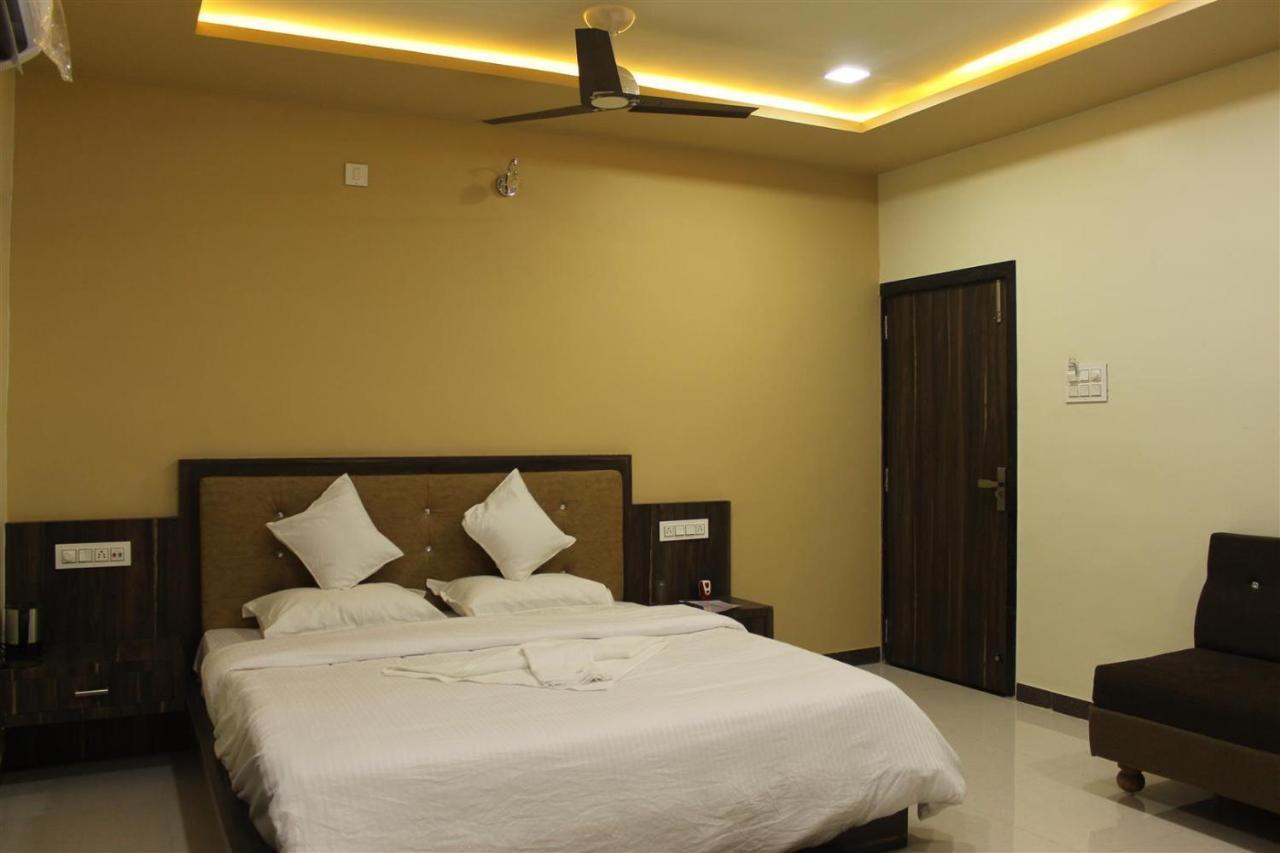 Maheshwar Hotel Shri Sharanam מראה חיצוני תמונה