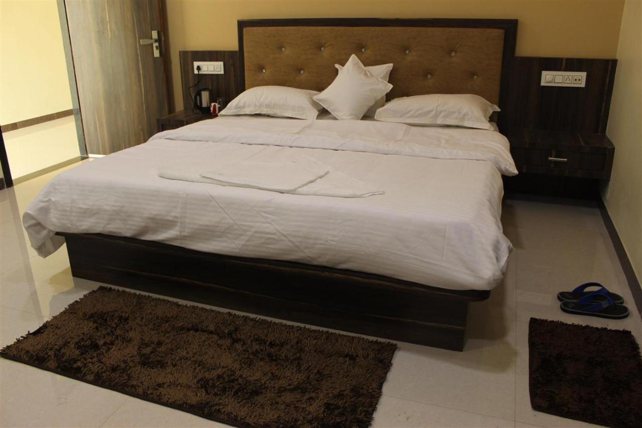 Maheshwar Hotel Shri Sharanam מראה חיצוני תמונה