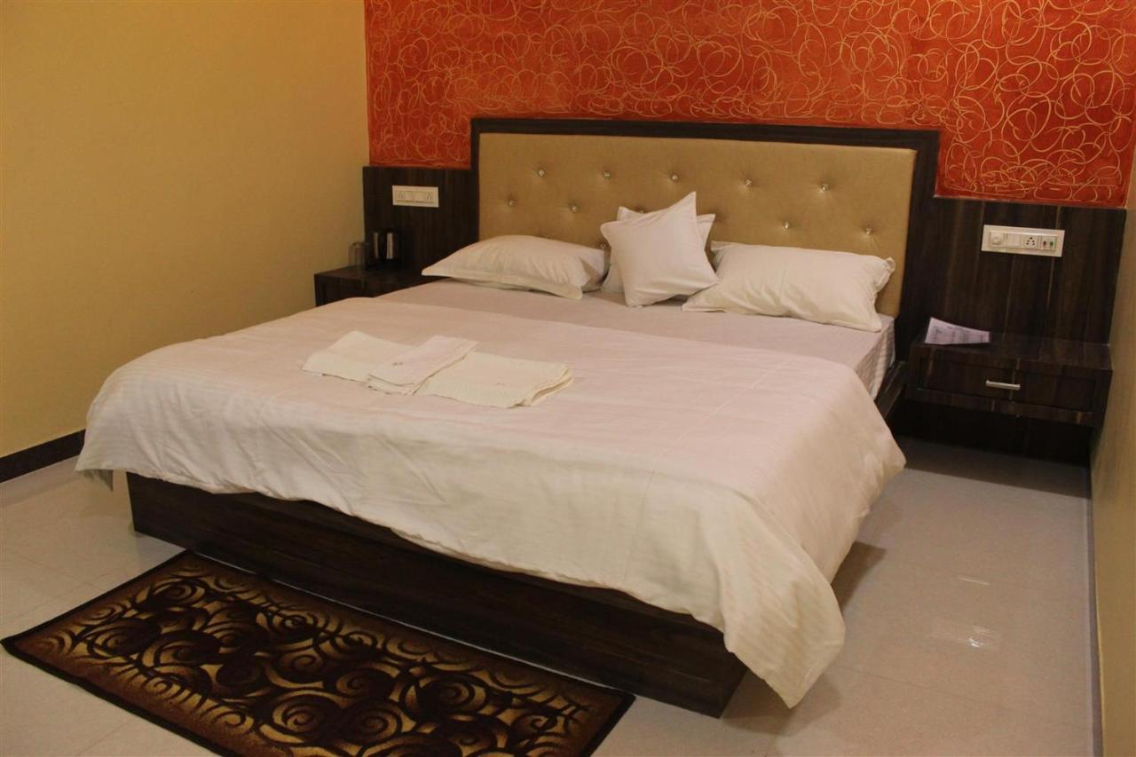 Maheshwar Hotel Shri Sharanam מראה חיצוני תמונה